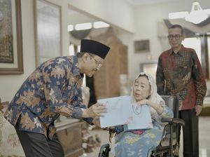 Mensos Antar Langsung Undangan HUT ke-80 RI ke Istri Gus Dur