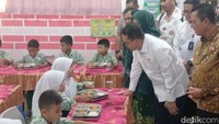 Mendag-Gubernur Kepri Tinjau MBG di Batam, Pastikan Distribusi Makanan Lancar
