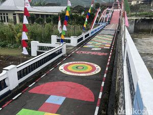 Uniknya Mural Jalan di Dusun Mener Karanganyar, Wisatawan Tergoda buat Mampir Uniknya Mural Jalan di Dusun Mener Karanganyar, Wisatawan Tergoda buat Mampir