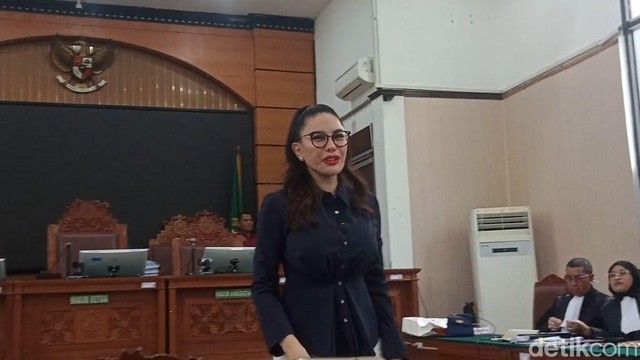 Highlight Dunia Hiburan InsertLive : Nikita Mirzani Disebut Pakai Uang Rp2 M dari Reza Gladys untuk Bayar Cicilan Rumah