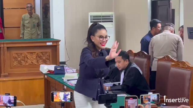 Highlight Dunia Hiburan InsertLive : Penampilan Nikita Mirzani di Persidangan, Khas dengan Lipstik Merah Menyala