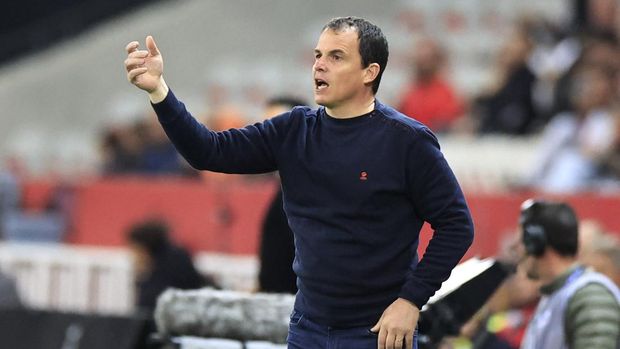 Pelatih Sunderland Regis Le Bris Lorient's French head coach Regis Le Bris reacts during the French L1 football match between OGC Nice and FC Lorient at the Allianz Riviera Stadium in Nice, south-eastern France, on April 19, 2024. (Photo by Valery HACHE / AFP)
