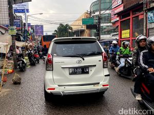 Warga Gerah PKL Kuasai Bahu Jalan Majalaya-Rancaekek, Macet Tiap Pagi Warga Gerah PKL Kuasai Bahu Jalan Majalaya-Rancaekek, Macet Tiap Pagi
