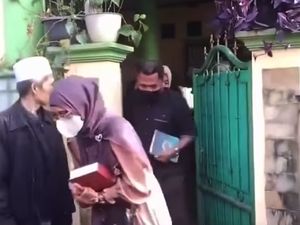 Video: Heboh Ajaran Umi Cinta di Bekasi, Masuk Surga Bayar Rp1 Juta Video: Heboh Ajaran Umi Cinta di Bekasi, Masuk Surga Bayar Rp1 Juta