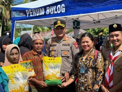 Sinergi Polisi dan Bulog Salurkan 4 Ton Beras di Lapangan Istana Siak