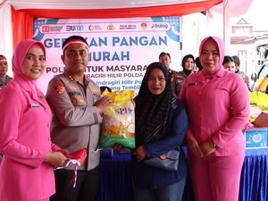 Sambut HUT RI, Polres Inhil Gelar GPM Sambil Bagikan Bendera Sambut HUT RI, Polres Inhil Gelar GPM Sambil Bagikan Bendera