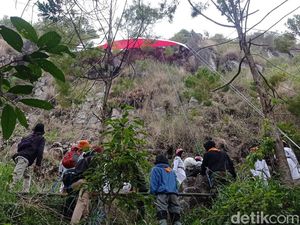 Kala Bendera Merah Putih Raksasa Berkibar di Dinding Sesar Lembang Kala Bendera Merah Putih Raksasa Berkibar di Dinding Sesar Lembang