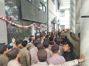 Tolak Kerja Sama Sampah, Massa Paksa Masuk Kantor Bupati Pandeglang Tolak Kerja Sama Sampah, Massa Paksa Masuk Kantor Bupati Pandeglang