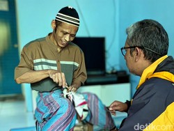 Video: Kisah Pria Disabilitas Sukabumi Gantungkan Hidup dari Menjahit Bola