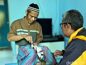 Video: Kisah Pria Disabilitas Sukabumi Gantungkan Hidup dari Menjahit Bola Video: Kisah Pria Disabilitas Sukabumi Gantungkan Hidup dari Menjahit Bola