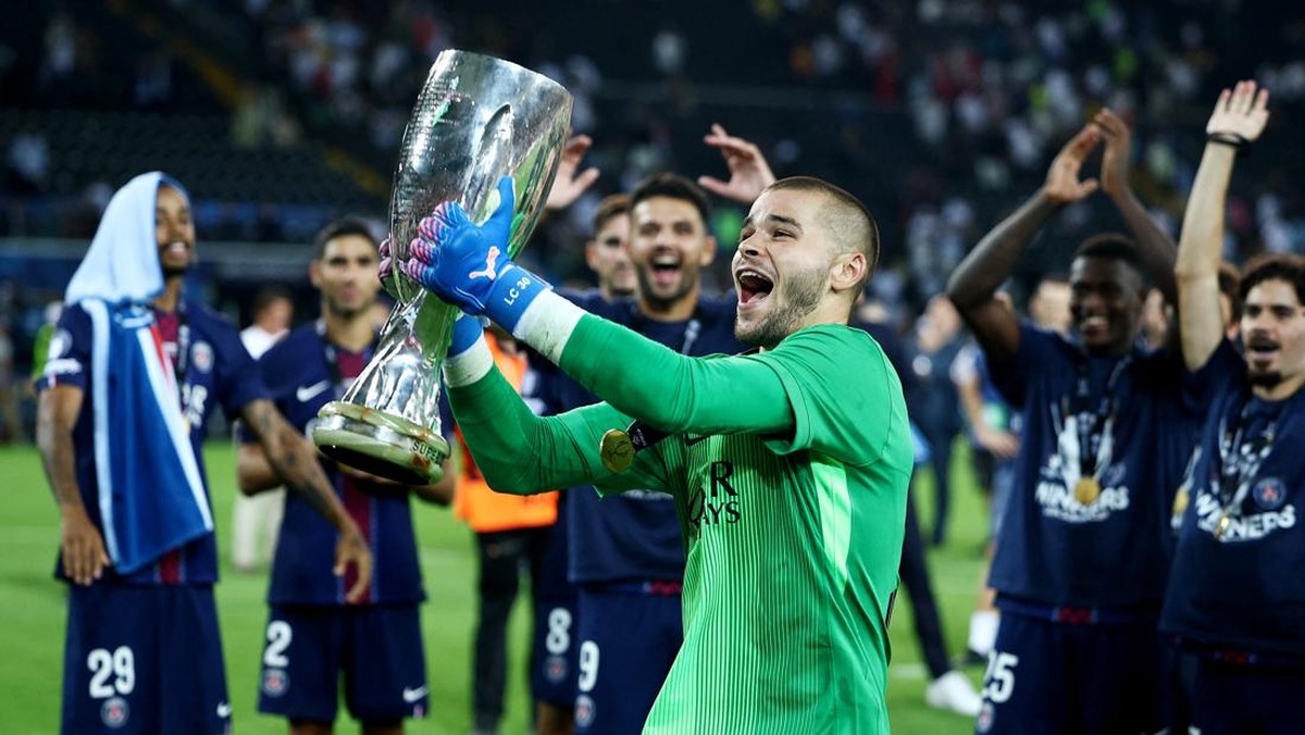 Lucas Chevalier dinilai cuma kalah pengalaman dari Gianluigi Donnarumma. (Foto: REUTERS/Guglielmo Mangiapane)
