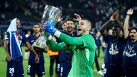 Posisi kiper ditempati Lucas Chevalier. Ia pindah dari Lille ke Paris Saint-Germain seharga 40 juta Euro.  Foto: REUTERS/Guglielmo Mangiapane