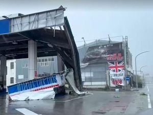 Taiwan Dihantam Topan, 407 Penerbangan Dibatalkan! Taiwan Dihantam Topan, 407 Penerbangan Dibatalkan!