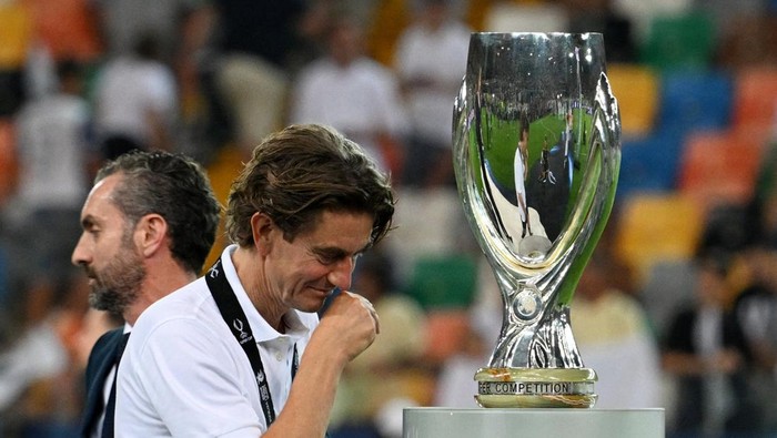 Soccer Football - UEFA Super Cup - Final - Paris St Germain v Tottenham Hotspur - Bluenergy Stadium, Udine, Italy - August 13, 2025 Tottenham Hotspur manager Thomas Frank looks dejected as he walks past the UEFA Super Cup after collecting his runners up medal REUTERS/Jennifer Lorenzini