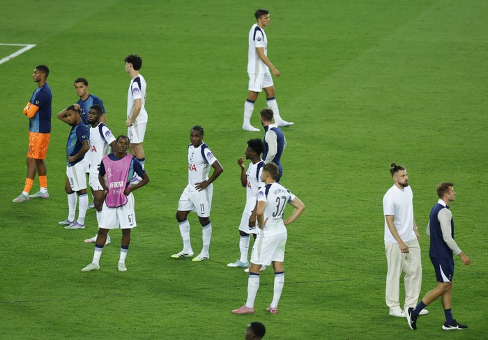 Soccer Football - UEFA Super Cup - Final - Paris St Germain v Tottenham Hotspur - Bluenergy Stadium, Udine, Italy - August 13, 2025 Tottenham Hotspur players look dejected after losing the penalty shootout REUTERS/Remo Casilli