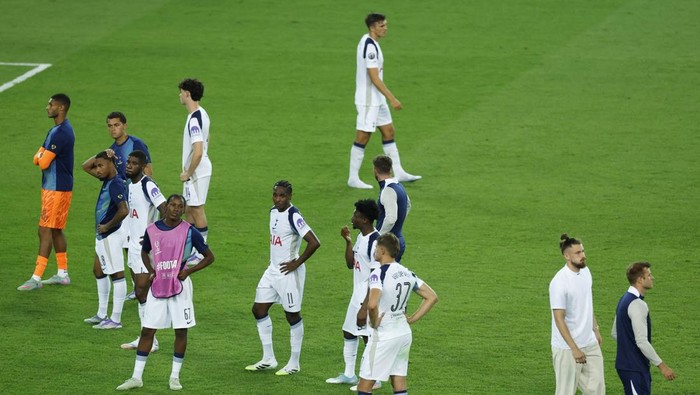 Soccer Football - UEFA Super Cup - Final - Paris St Germain v Tottenham Hotspur - Bluenergy Stadium, Udine, Italy - August 13, 2025 Tottenham Hotspur players look dejected after losing the penalty shootout REUTERS/Remo Casilli