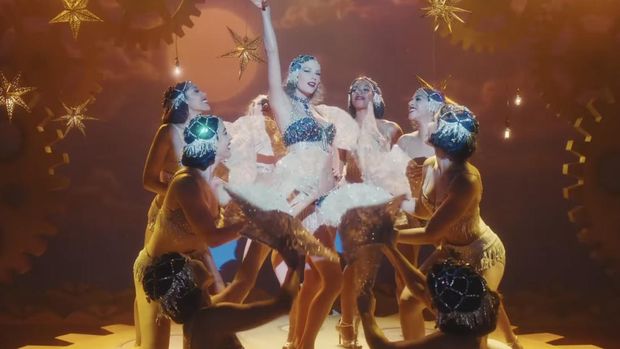12 Easter Egg dan Fakta Album Baru Taylor Swift 'The Life of a Showgirl' - INSERTLIVE.COM