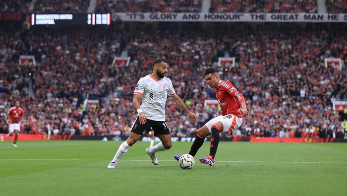 MANCHESTER, ENGLAND - SEPTEMBER 1: Mohamed Salah of Liverpool battles with Casemiro of Manchester United during the Premier League match between Manchester United FC and Liverpool FC at Old Trafford on September 1, 2024 in Manchester, England. (Photo by Simon Stacpoole/Offside/Offside via Getty Images)