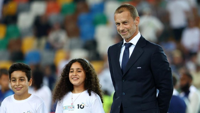 Pemandangan menarik terlihat saat penyerahan juara Piala Super Eropa 2025 yang dimenangkan Paris Saint-Germain di Stadion Friuli, Udinese, Kamis (14/8). Ada dua bocah yang ikut bersama presiden UEFA, Aleksander Ceferin, memberikan medali di podium.