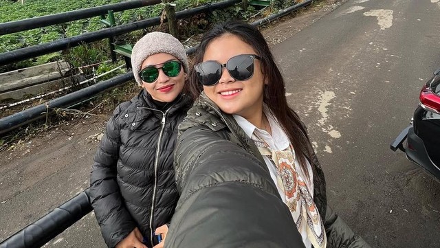 Berita Viral Selebriti dari InsertLive : Sosok Sherly Anak Pertama Mpok Alpa yang Jarang Tersorot