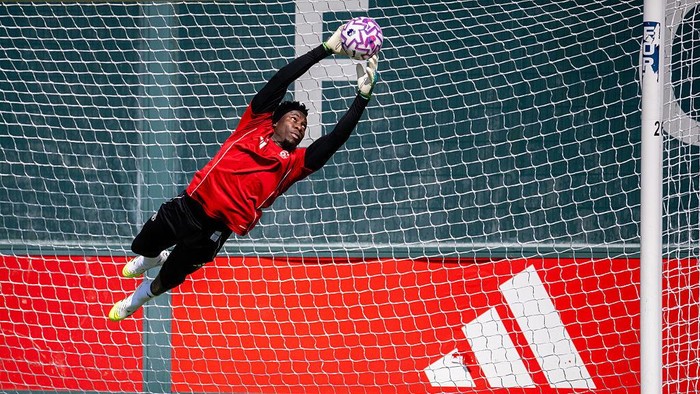 MANCHESTER, ENGLAND - AUGUST 10: (EXCLUSIVE COVERAGE) Andre Onana of Manchester United in action during a first team training session at Carrington Training Ground on August 10, 2025 in Manchester, England. (Photo by Ash Donelon/Manchester United via Getty Images)