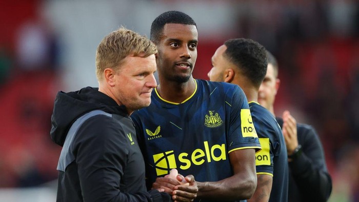 SHEFFIELD, ENGLAND - SEPTEMBER 24: Eddie Howe, manager of Newcastle United, embraces NU14 after the Premier League match between Sheffield United and Newcastle United at Bramall Lane on September 24, 2023 in Sheffield, England. (Photo by James Gill - Danehouse/Getty Images)