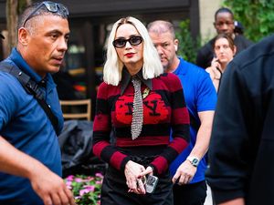 Bukan Fans High Heels, Emily Blunt Tersiksa di The Devil Wears Prada 2 Bukan Fans High Heels, Emily Blunt Tersiksa di The Devil Wears Prada 2