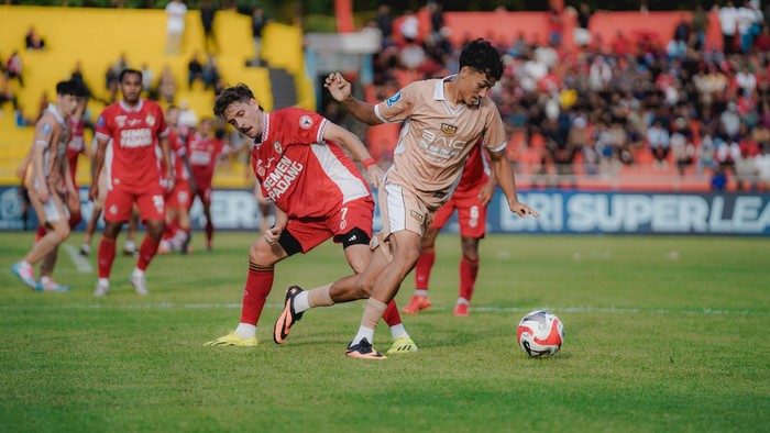 Filipe Chaby (kiri) dan Rafael Struick dalam laga Semen Padang vs Dewa United di Stadion Haji Agus Salim, Padang, Jumat (15/8/2025).