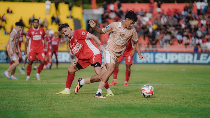 Filipe Chaby (kiri) dan Rafael Struick dalam laga Semen Padang vs Dewa United di Stadion Haji Agus Salim, Padang, Jumat (15/8/2025).