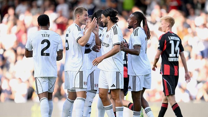 Fulham Raul Jimenez of Fulham celebrates scoring his team's first goal with his teammates during the pre-season friendly match between Fulham and Eintract Frankfurt at Craven Cottage on August 09, 2025 in London, England. (Photo by Alex Broadway/Getty Images)