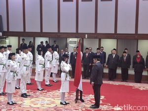 Pramono Kukuhkan Paskibraka DKI untuk Upacara HUT ke-80 RI di Balai Kota Pramono Kukuhkan Paskibraka DKI untuk Upacara HUT ke-80 RI di Balai Kota