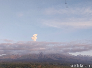 Gunung Semeru Luncurkan Abu Vulkanik Setinggi 900 Meter Pagi Ini