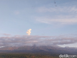 Gunung Semeru Luncurkan Abu Vulkanik Setinggi 900 Meter Pagi Ini