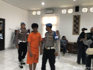 Detik-detik Ngeri Pemotor Tewas Terpental Dihantam Jazz di Bugisan