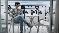 Hobi Ngopi, Ini Momen Aktor Kenny Austin Menikmati Americano