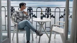 Hobi Ngopi, Ini Momen Aktor Kenny Austin Menikmati Americano