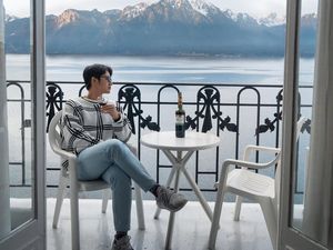 Hobi Ngopi, Ini Momen Aktor Kenny Austin Menikmati Americano