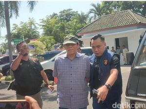 Momen Ketua Parpol di Jateng Tersangka Penyedia Striptis Dilimpahkan ke Jaksa Momen Ketua Parpol di Jateng Tersangka Penyedia Striptis Dilimpahkan ke Jaksa