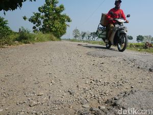 Warga Jombang Keluhkan Jalan Rusak di Tengah PBB P2 Naik Gila-gilaan Warga Jombang Keluhkan Jalan Rusak di Tengah PBB P2 Naik Gila-gilaan