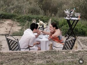 8 Foto Luna Maya-Maxime Bouttier Dinner Romantis di Perbukitan Hijau Italia 8 Foto Luna Maya-Maxime Bouttier Dinner Romantis di Perbukitan Hijau Italia