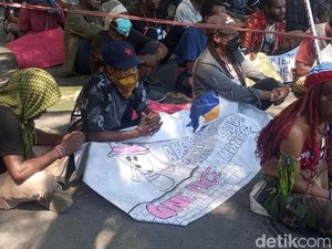 Mahasiswa Papua Demo Tutup Jalan di Makassar, Bawa Bendera One Piece Mahasiswa Papua Demo Tutup Jalan di Makassar, Bawa Bendera One Piece