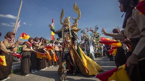 Meriah! Becak Hias dan Caruban Carnaval Goyang Sentra Batik Trusmi