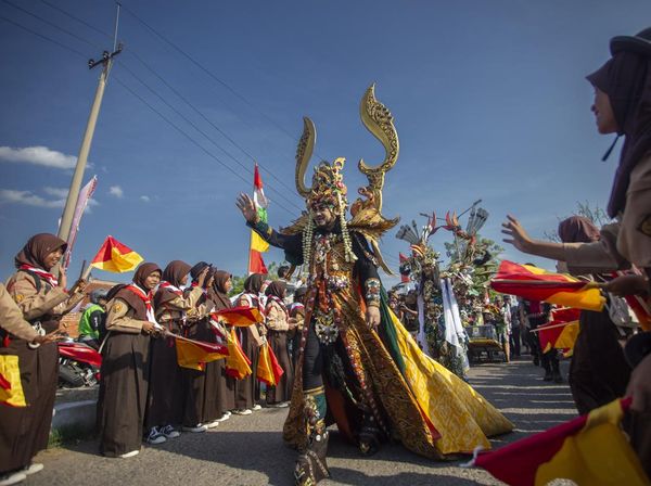 Meriah! Becak Hias dan Caruban Carnaval Goyang Sentra Batik Trusmi