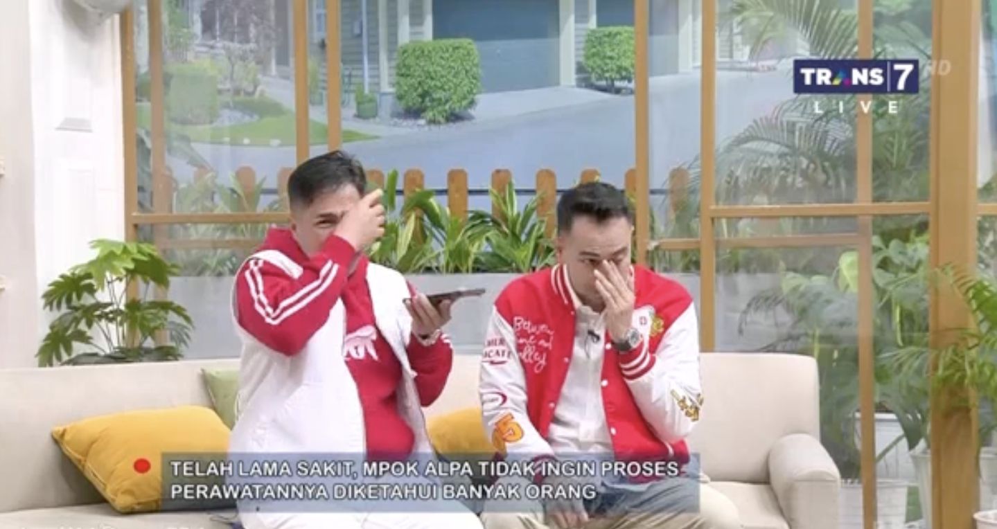 Tangis Raffi Ahmad dan Irfan Hakim umumkan Mpok Alpa meninggal dunia.