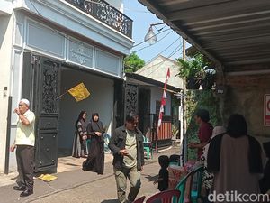 Suasana Duka Cita Rumah Mpok Alpa di Ciganjur Suasana Duka Cita Rumah Mpok Alpa di Ciganjur