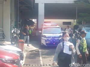 Isak Tangis Keluarga Sambut Kedatangan Jenazah Mpok Alpa di Rumah Duka Isak Tangis Keluarga Sambut Kedatangan Jenazah Mpok Alpa di Rumah Duka