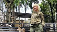 7 Gaya Ikonik Mpok Alpa yang Kerap Tampil Nyentrik, Kini Tinggal Kenangan