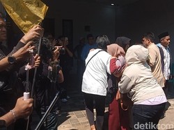 Jenazah Mpok Alpa Disambut Tangis Pilu Keluarga dan Pelayat
