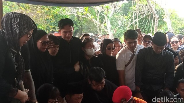 Gosip Terkini Selebriti Insertlive : Kesedihan Anwar BAB Kenang Kebaikan Mpok Alpa Semasa Hidup