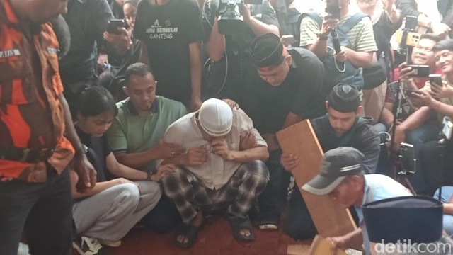 Berita Seputar Selebriti Insertlive Terkini : Terpopuler: Suami-Anak Ambruk Antar Mpok Alpa ke Rumah Baru Vs Raffi Ahmad Ditinggal 4 Sahabat